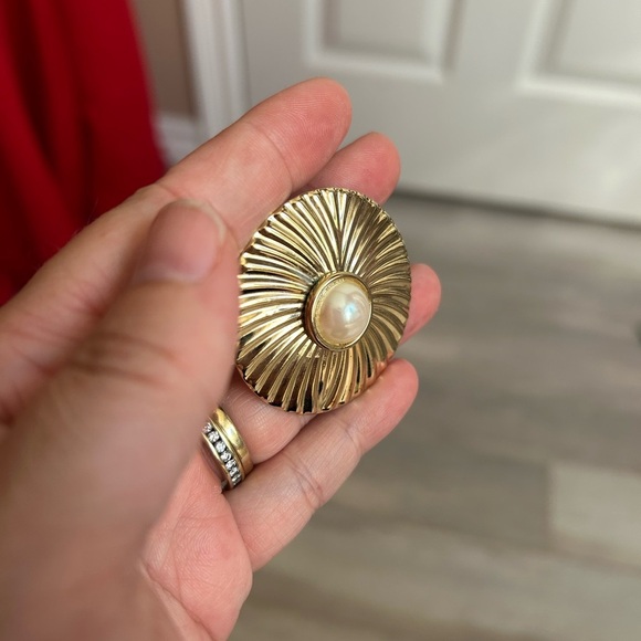 4/$100 Jeri-Lou 1970 Gold Sunburst Brooch with Pearl Center 😌 - Picture 4 of 8